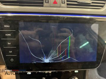 Prasklý displej Škoda Superb